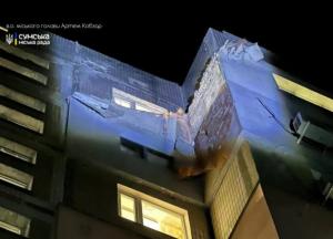 У Сумах в багатоповерхівку влетів російський дрон: покшоджено сотню вікон і автомобілі (фото, відео)