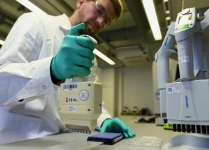 В Британии ученые начали тестировать на людях вакцину от COVID-19