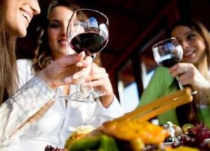 Медики рассказали, как алкоголь влияет на вес