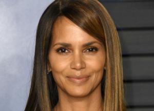 В мокрой майке на голое тело: 53-летняя Хэлли Берри показала чувственный снимок (фото)