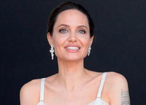 Анджелина Джоли появилась в центре Парижа в одном белье (фото)