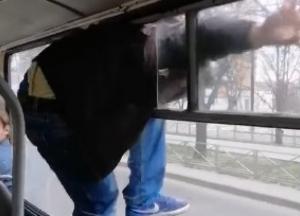 В Черкассах мужчина ударил кондуктора и сбежал через окно троллейбуса (видео)