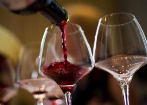 Ученые назвали самый безвредный алкогольный напиток