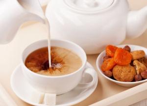 Медики рассказали о вреде чая с молоком