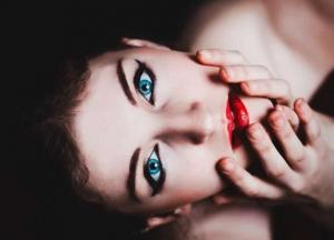 Медики назвали болезни, которые можно определить по лицу