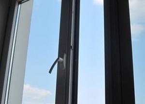 В Москве украинец выбросил сожительницу из окна и прыгнул следом