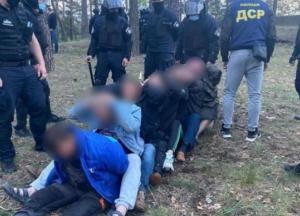 Угрожали топором и стреляли: на Харьковщине задержали мужчин, окруживших авто полиции (фото)