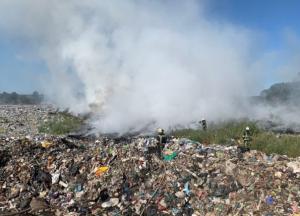 Под Киевом тушат крупный пожар на свалке (фото)