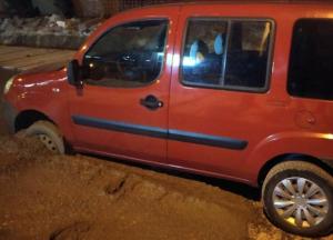Пьяный водитель во Львове застрял на авто в свежем бетоне (фото)