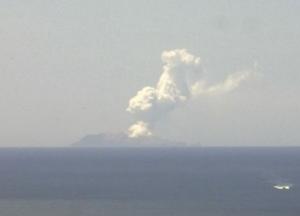 На острове Уайт-Айленд в Новой Зеландии произошло извержение вулкана (видео)