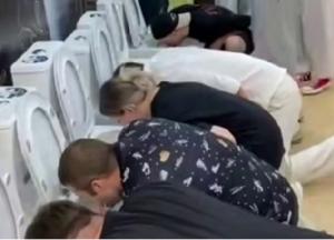 У Ставрополі провели конкурс на найшвидше пиття з унітаза з призом 100 тисяч рублів (відео)