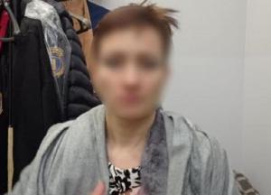 В Киеве патрульные задержали женщину, принимавшую наркотики в торговом центре (фото)