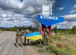 ЗСУ заходять в місто Куп'янськ: наші захисники сфотографувались з українським прапором біля стели міста