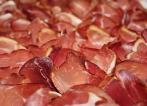 Медики назвали популярные продукты, которые вызывают рак