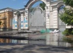 Националисты забросали файерами дом Порошенко (видео)
