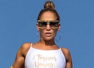 50-летняя Дженнифер Лопес показала сексуальное тело в купальнике (фото)