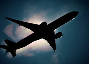 Ребенка не пустили в самолет из-за его футболки (фото) 