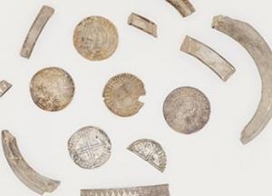Жительница британского острова Мэн нашла клад монет эпохи викингов