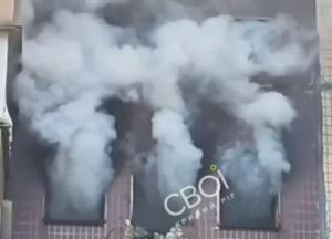 Росіяни влучили у Кривому Розі в багатоповерхівку, виникла величезна пожежа, все в диму (відео)