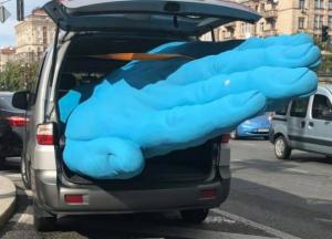 В центре Киева демонтировали гигантскую синюю руку (фото)