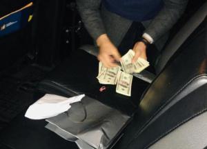 В Киеве задержали чиновницу Нацбанка на взятке в 15 тыс. долларов