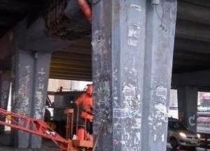 В Киеве возле парковки "устал" еще один мост (фото)