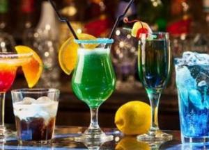 Медики назвали опасные для мозга человека напитки