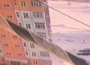 Встала и ушла: девушка осталась жива после падения из окна девятого этажа (видео)