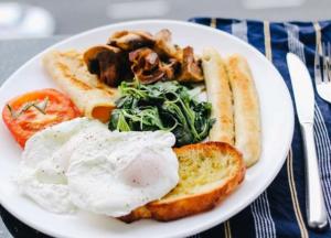 Медики назвали лучшее время для завтрака 