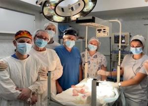 В Украине впервые удалили гигантскую опухоль на голове у младенца (фото)