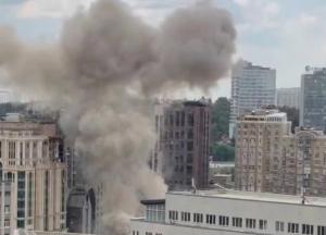 У Києві приліт поблизу "Олімпійської": дрон впав на дорогу, є постраждалі перехожі та водії (відео)