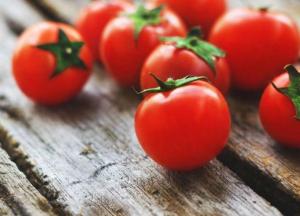 Диетологи назвали людей, которым категорически нельзя есть помидоры