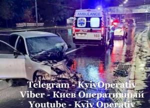 В Киеве водитель влетел в столб и сбежал с места аварии