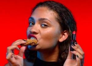 KFC выпустила губную помаду со вкусом острых куриных крылышек (фото)