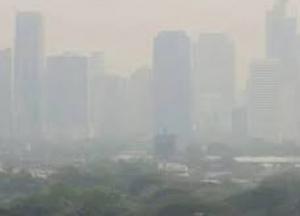 Журналисты назвали причины задымления и запаха гари в Киеве