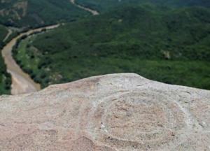 Ученые нашли загадочные стелы с узорами рогатых людей (фото)