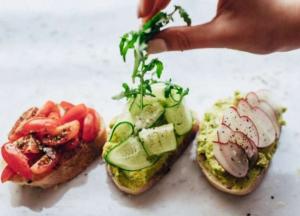 Диетологи рассказали, как правильно питаться после 50 лет