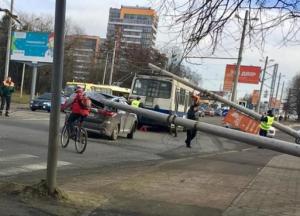 Во Львове два бетонных столба рухнули на троллейбус и автомобиль (фото)