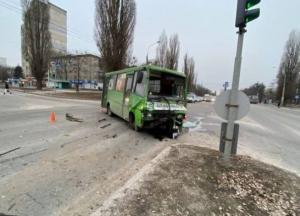 В Харькове маршрутка столкнулась с грузовиком, есть пострадавшие