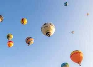​Под Киевом состоялся фестиваль воздушных шаров «Монгольфьерия. Мама, я дома»