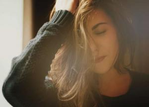 Медики рассказали, о каких проблемах со здоровьем говорит ранняя седина