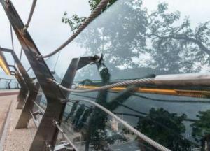 На стеклянном мосту в Киеве произошло новое ЧП (фото)