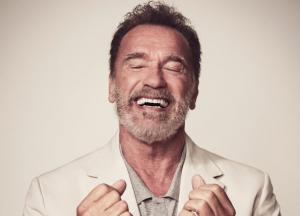 Арнольд Шварценеггер показал своей собачке, как мыть руки , чтобы не заболеть коронавирусом  (видео)