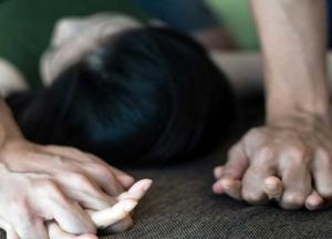 На Буковине мужчина регулярно насиловал родную дочь, которая родила от него ребенка