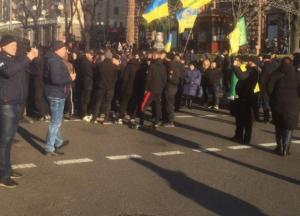 В Киеве аграрии и представители Нацкорпуса перекрыли Крещатик (фото)