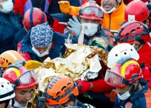 Трехлетнюю девочку спасли через 65 часов после землетрясения в Турции (видео)