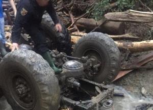 На Закарпатье грузовик сорвался в горную реку: погибли пять лесорубов