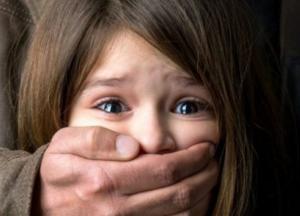 В Харькове мужчина изнасиловал 12-летнюю девочку, когда она возвращалась домой из школы