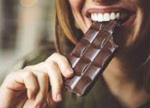 Диетолог рассказала о правильном способе есть шоколад