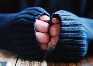 Медики рассказали, о чем сигнализируют холодные руки и стопы